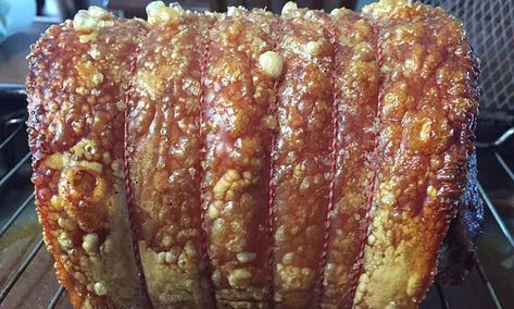 Best Pork Crackling, Roast Pork Crackling, Perfect Roast Pork, Crackling Recipe, Roast Pork Dinner, Roasted Pork Belly Recipe, Pork Crackling, Cooking Pork Roast, Roast Chicken And Gravy