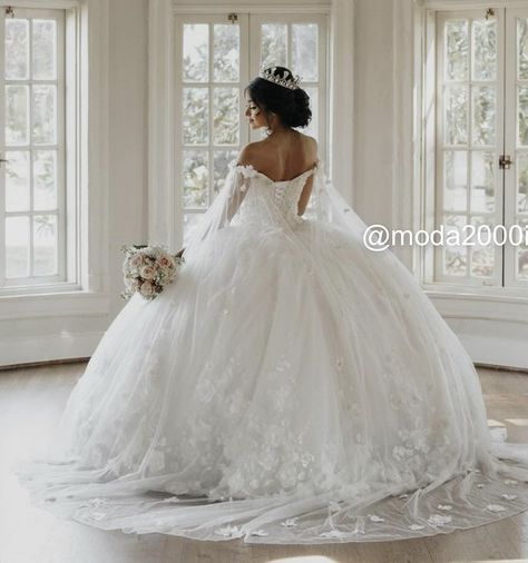 White Quinceanera Dresses With Sleeves, Quince White Dress, 15 Dresses Quinceanera White, Quinceanera White Dresses, White Dress Quinceanera, Quice Dress, Quinceanera Dresses White, White Quince Dress, Emerald Green Quinceanera Theme