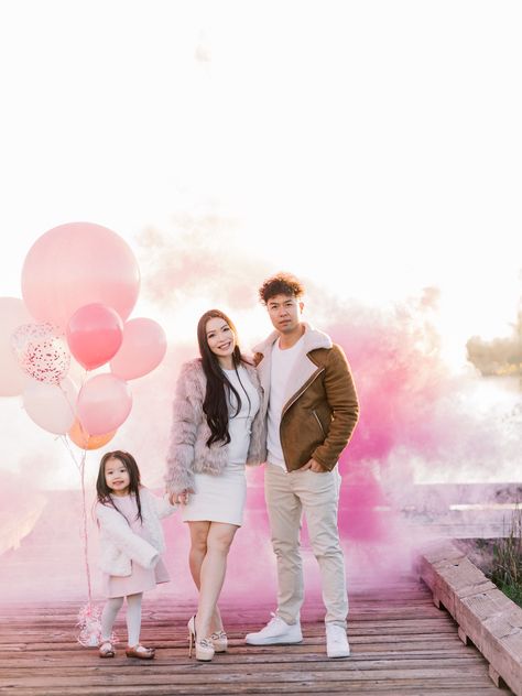 Family Gender Reveal Photoshoot, Best Honeymoon Locations, Gender Reveal Photo Shoot, Gender Reveal Pictures, Gender Reveal Photography, Baby Surprise Announcement, Gender Announcement, Gender Reveal Photos, Cute Pregnancy Pictures