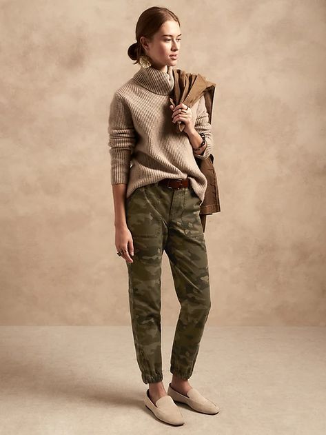 Pantalon cargo à coupe étroite | Banana Republic Camo Pants Outfit Work, Banana Republic Outfits, Safari Outfit, Cargo Pants Outfit, Petite Shorts, Soft Pants, Utility Pants, Pantalon Cargo, Casual Fall Outfits