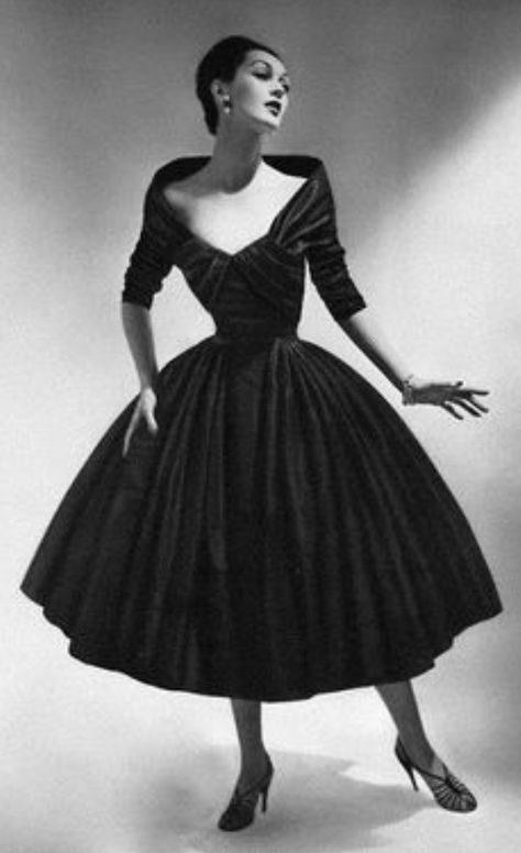 Barbie Cosplay, Extravagant Dresses, Elizabethan Fashion, Oc Fashion, Carmen Dell'orefice, Roll Dress, 50s Women, 1950 Fashion, Vintage Fashion 1950s