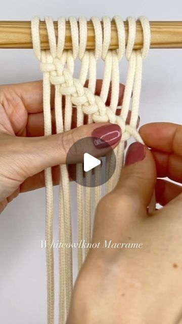 Macrame With Yarn Diy, New Macrame Ideas, Macrame Braid Tutorials, Diagonal Braid, Knot Techniques, Macrame Tutorial Beginner, Macrame Braid, Macrame Gifts, Macrame Flower