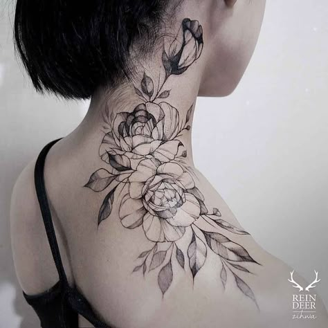 shoulder to neck tattoo of roses Arm Neck Tattoo, Rose Neck Tattoo, Flower Neck Tattoo, Botanisches Tattoo, Neck Tattoos Women, Beautiful Flower Tattoos, Flower Tattoo Shoulder, Cat Tattoos, Flower Tattoo Sleeve