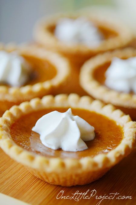 Mini Pumpkin Pies Recipe, Mini Pie Recipes, Bites Recipes, Mini Pumpkin Pies, Mini Torte, Pie Bites, Pumpkin Pies, Chips Ahoy, Thanksgiving Treats