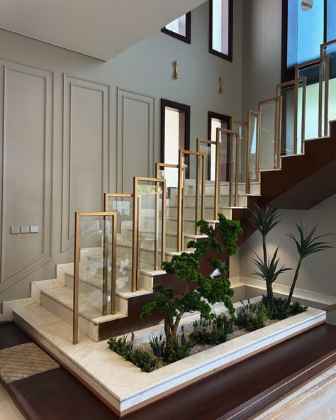 Staircase Glass Design, درابزين السلم, Balustrade Design, Staircase Interior Design, Modern Stair Railing, Staircase Design Modern, New Ceiling Design, House Interior Design Styles, تصميم داخلي فاخر