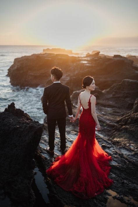 Pre Wedding New Concept, Bali Pre Wedding Shoot, Nature Prewedding Photoshoot, Beach Prenup Photoshoot Ideas, Pre Wedding Concept, Beach Prenup, Prewed Concept, Prewed Photoshoot, Beach Wedding Ceremony Arch