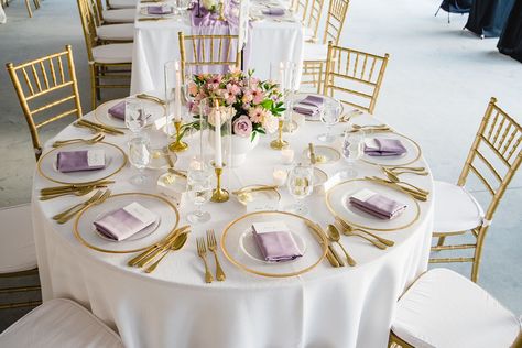 Spring Floral Centerpieces, Wedding Table Settings Purple, Bright And Airy Wedding, Purple Table Settings, Purple Napkins, Deco Violet, Spring Wedding Reception, Gold Table Decorations, Purple Wedding Tables