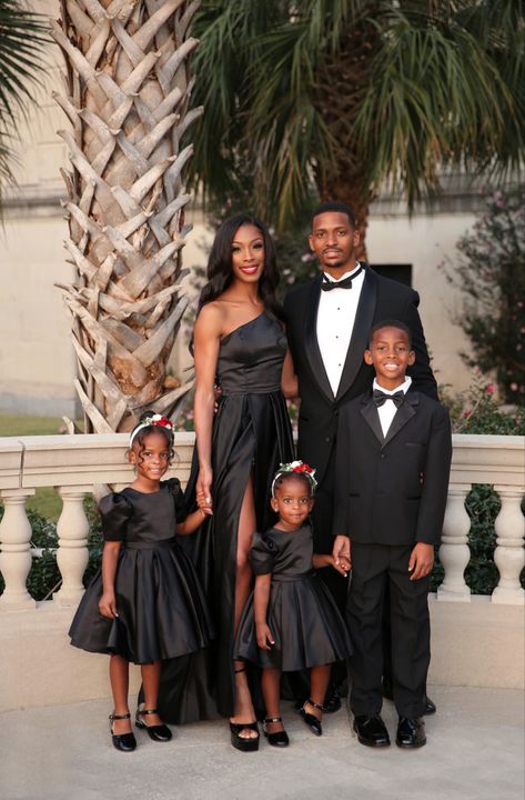 Family of five formal holiday photos Black Formal Family Pictures, All Black Formal Family Photoshoot, Formal Black Family Photoshoot, Black Tie Photoshoot Family, Black Family Formal Photoshoot, Family Portrait Outfits Black, Black And Gold Family Photoshoot, Family Formal Outfits, Black Tie Family Photo Shoot