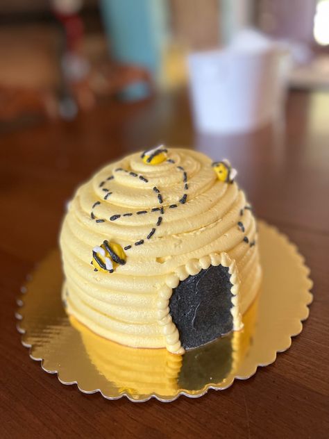 Cake smash Honeycomb Smash Cake, Smash Cake Bee Theme, First Bee Day Cake Smash, First Bee Day Party Food Ideas, So Sweet To Bee One Birthday Cake, Bumblebee Smash Cake, Bee Themed Smash Cake, My First Bee Day Cake, Beehive Smash Cake