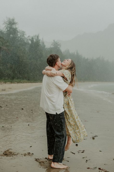 Overcast Beach, Engagement Photo Shoot Ideas, Rainy Beach, Rainy Photoshoot, Rainy Engagement Photos, Pre Wedding Photoshoot Beach, Couple In Rain, Rainy Photos, Rainy Day Photos