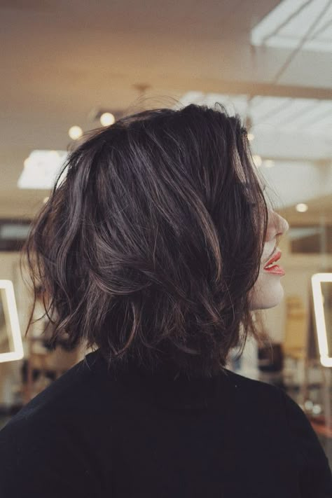 Mandy Moore's Chic Bob Haircut Will Inspire SO Many People to Book an Appointment Chic Bob Haircut, Mandy Moore Hair, Wavy Bob Haircuts, Chic Bob, Wavy Bob, Cut Her Hair, Mandy Moore, Wavy Bobs, New Haircuts