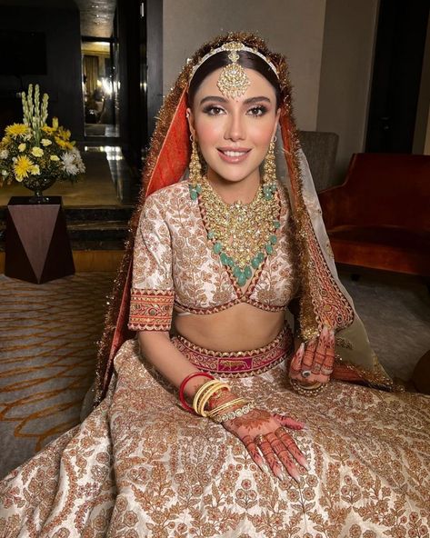 Elegant Sheeshphool Designs We Spotted On Modern Brides Sheeshphool Designs, Sheesh Phool, Open Hair, Bridal Jewelry Sets Brides, Sleek Bun, Open Hairstyles, Royal Brides, Bride Photo, Alia Bhatt