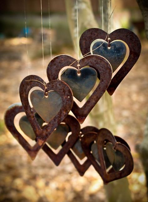 Oh I bet this sounds so pretty in a nice breeze. Metal hearts grouped together make a lovely addition to a yard. #heart #hearts #heartart #heartwindchime #windchime #gardenart #mobile #heartmobile Windchimes Diy, Flower Tower, Diy Wind Chimes, I Love Heart, Rusted Metal, My Funny Valentine, Heart Art, San Valentino, Yard Art