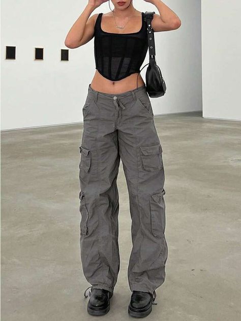 Outfits With Grey Cargos, Low Rise Cargo Pants Outfit, Grey Cargo Outfit, Grey Cargo Pants Outfit, Usa Outfits, Cargo Pants Baggy, Pants Embellished, Cargo Outfit, Grey Cargo Pants