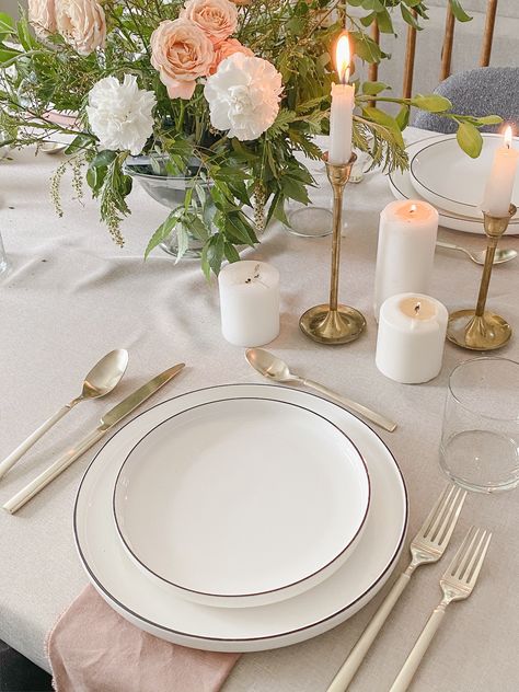 Classic Table Setting Home, Dinner Table Setting Aesthetic, Modern Place Setting Home, Set Table Ideas Everyday, Fine Dining Table Set Up, Aesthetic Dining Table Decor, Table Settings Everyday Modern, Table Plates Decor, Simple Table Set Up