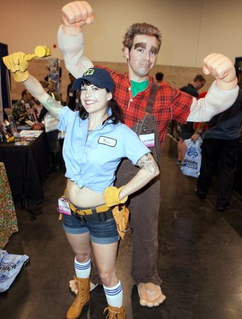 Wreck-It Ralph & Rule 63: Fix-It Felix, Jr. Post Carnaval, Wreck It Ralph Costume, Halloween Costumes Diy Couples, Cosplay Disney, Funny Couple Halloween Costumes, Diy Couples Costumes, New Halloween Costumes, Fantasia Disney, Holloween Costume