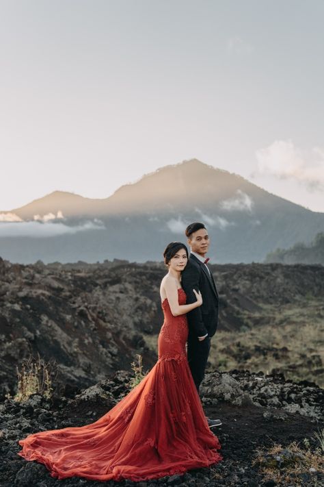 Pre Wedding Photoshoot Outdoor Gown, Pre Wedding Photoshoot Gown Ideas, Long Exposure Couple Photography, Bali Pre Wedding Shoot, Trail Gown For Pre Wedding Shoot, Gown Pre Wedding Shoot, Tail Gown For Pre Wedding, Prewedding Photography Beach, Prewedding Gown