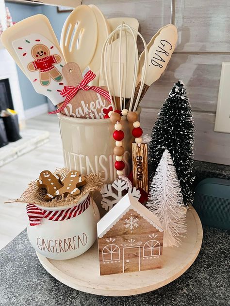 Diy Natal, Christmas Decorations Apartment, Gingerbread Christmas Decor, Cozy Christmas Decor, Neutral Christmas Decor, Christmas Apartment, Christmas Themes Decorations, Christmas Decor Inspiration, Country Christmas Decorations