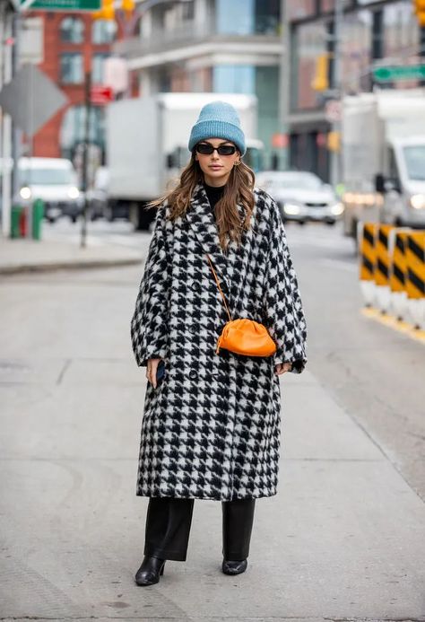 The Hottest Street Style At New York Fashion Week Fall 2022 Allegra Shaw, Chloe King, Nyfw Outfits, Brown Image, Pj Party, Fall 2022, Coat Fashion, New York Fashion Week, New York Fashion