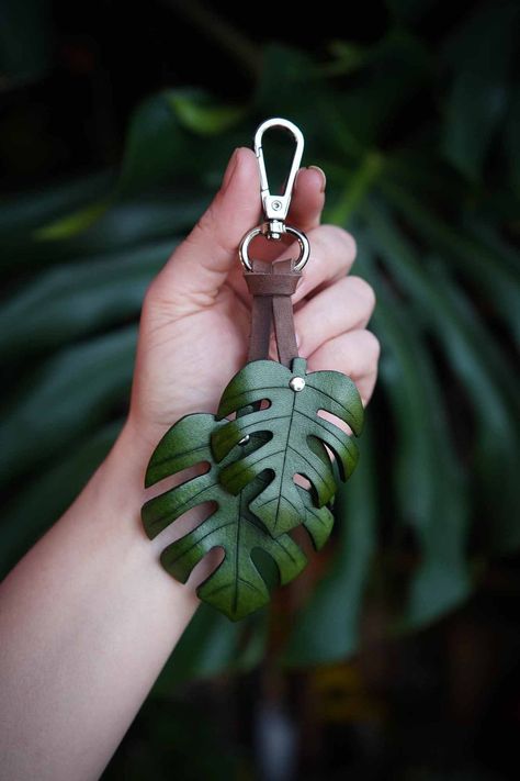 Take your greenery to go with our handmade monstera leaf leather keychains. The perfect gift for any plant lover, these gorgeous double layered green leaves will bring a jungle vibe to your key ring or make a bold bag charm. Leather Remnants Projects, Leather Products Ideas Creative, Wood And Leather Projects, Leather Accessories Diy, Sac En Cuir Diy, Leather Keychains, Diy Leather Projects, Leather Jewelry Diy, Handmade Keychains