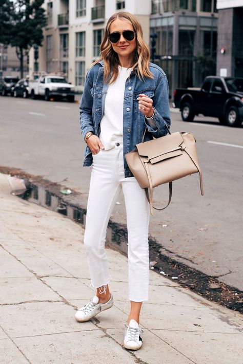 girl standing on a sidewalk in front of a road Witte Jeans Outfit, White Jeans Outfit Summer, White Jeans Fall, How To Wear White Jeans, Womens White Jeans, Jaket Denim, White Pants Outfit, Beige Jeans, Look Jean