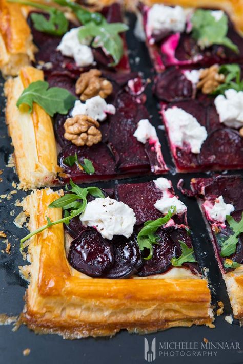 Goat’s Cheese and Beetroot Tart Beetroot Recipes, Seasonal Produce, Diet Vegetarian, Light Dinner, Idee Pasto Sano, Tart Recipes, Veggie Dishes, Goat Cheese, Vegetarian Dishes