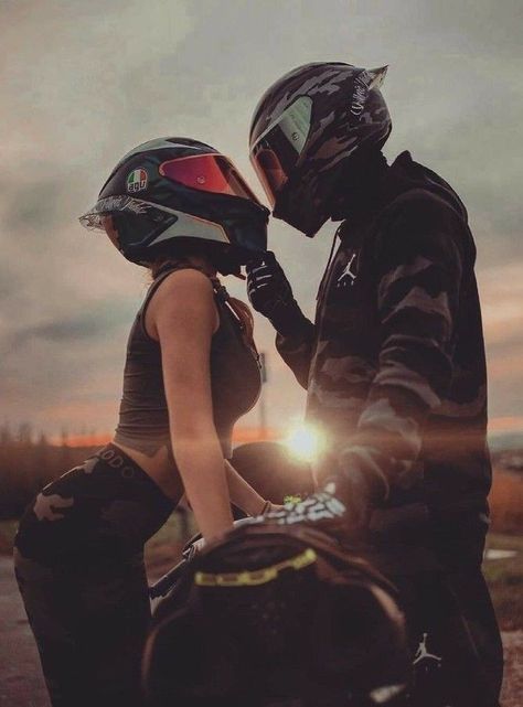 Cute biker couple Couple Moto, Couple Motard, Motorcycle Couple Pictures, Motorcycle Photo Shoot, Bike Couple, Biker Couple, Motorcycle Couple, Biker Photography, Image Moto