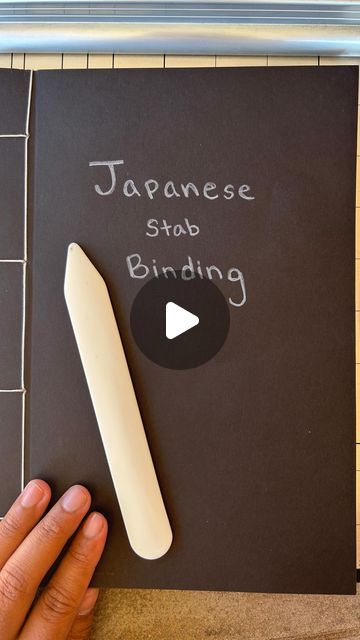 Different Book Binding Techniques, Japanese Binding Tutorial, Elastic Band Book Binding, Japanese Stitch Binding, Japanese Stab Binding Tutorial, Japanese Book Binding Tutorial, Paper Binding Ideas, Sketchbook Binding Ideas, Small Book Binding