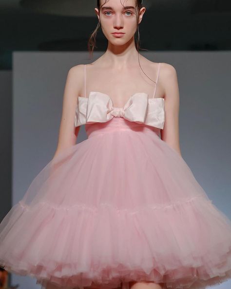 Short Puffy Dresses, Bow Dresses, Puffy Dresses, Mode Inspo, 여자 패션, Stage Outfits, Looks Style, Mode Inspiration, Fashion Updates