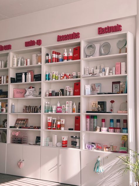 Cosmetics Shop Interior Design, Cosmetic Shop Design Ideas, Skincare Room Design, Cosmetics Shop Design Store Interiors, Perfume Shop Interior Design, Cosmetic Shop Interior Design, Makeup Store Interior, Camper Furniture, Beauty Shop Decor