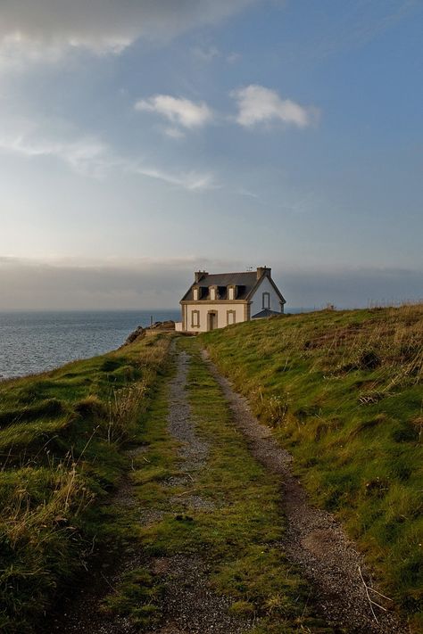 Cottage By The Sea, Seaside Cottage, Inspire Me Home Decor, Little Cottage, Cottagecore Aesthetic, A Hill, Foto Inspiration, Pretty Places, A House