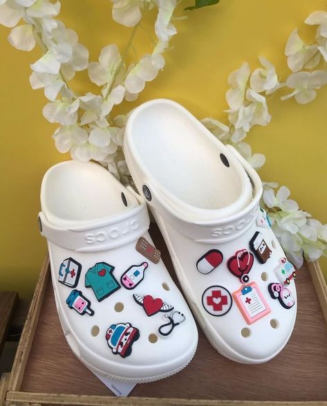 Crocs Medical Outfit, White Crocs Jibbitz Ideas, Medical Crocs, Nurse Crocs, Nursing Crocs, Crocs Aesthetic, Nursing School Inspiration, Medical School Life, Nursing School Motivation