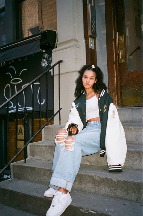 90s Street Style Photoshoot, Urban New York Fashion Street Style, Street Wear Picture Ideas, Photo Shoot Ideas Street Wear, Streetwear Fashion Photography Women, 90s Street Photoshoot, Urban Street Wear Photoshoot, 90s Women Photoshoot, Baggy Clothes Photoshoot