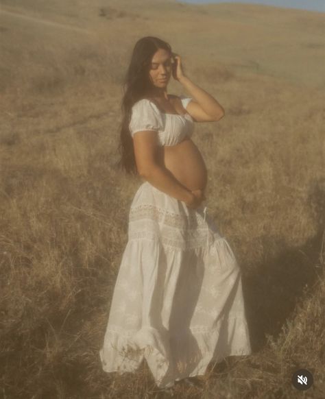 Maternity Photography Vintage, Jungle Maternity Shoot, Maternity Film Photography, Vintage Pregnancy Pictures, Whimsical Maternity Shoot, Spring Pregnancy Photoshoot, Ethereal Maternity Shoot, Dreamy Maternity Shoot, Pregnancy Shoot Outdoor