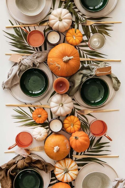 Thanksgiving Table Photography, Tropical Thanksgiving Table, Mid Century Thanksgiving Table, Autumn Centerpieces For Table Wedding, Minimal Thanksgiving Table Decor, Colorful Thanksgiving Table, Elegant Thanksgiving Table Setting Ideas, Woodland Thanksgiving, Farmhouse Thanksgiving Table