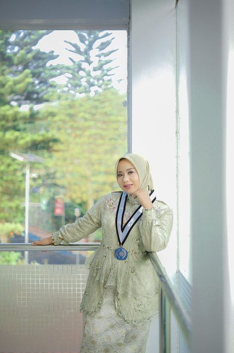 ukhti 89 Kebaya Warna Sage Green, Kebaya Wisuda Sage Green, Kebaya Sage Green Hijab, Ootd Wisuda Hijab, Kebaya Wisuda Hijab Graduation Modern, Sage Green Kebaya, Kebaya Plus Size, Kebaya Sage, Hijab Plus Size