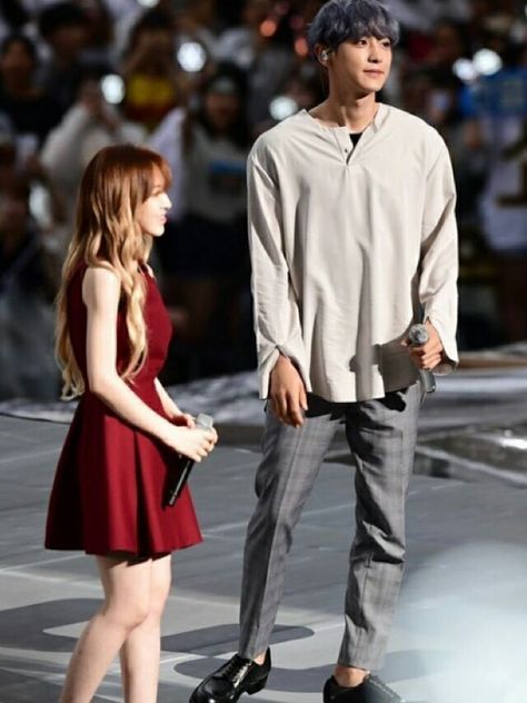 Red Velvet @ SMTown Live In Seoul #Wendy #Chanyeol Kpop Male Idols, Red Velvet Smtown, Smtown Concert, Kpop Male, Sm Town, Exo Red Velvet, Height Difference, Exo Couple, Devon Aoki