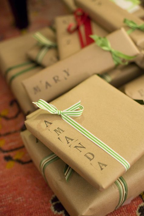 20 Fun and Creative Ideas of how to wrap your gifts at the36thavenue.com  ...So cute! Wrapped Presents, Diy Jul, Simple Gift Wrapping, Brown Paper Packages, Creative Gift Wrapping, Navidad Diy, Wrapping Ideas, Tolu, Simple Gifts