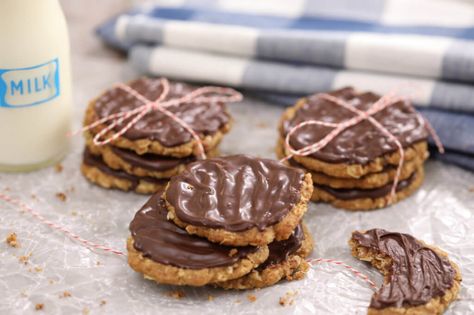 Homemade Chocolate Hobnobs - why buy store bought when you can make these delicious biscuits at home? Hobnob Biscuits, Homemade Hobnobs, Chocolate Hobnobs, Gemma Stafford, Cookies With Chocolate, Bigger Bolder Baking, Chocolate Work, Buy Cookies, Digestive Biscuits