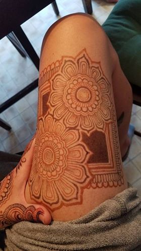 Mehendi On Thigh, Knee Henna Tattoo, Thigh Mehndi Design, Thigh Mehndi, Leg Henna Thigh, Knee Henna, Henna Leg, Leg Tattoo Design, Body Henna