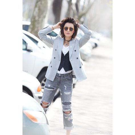 0 Waistcoat Outfit Women Street Styles, Waistcoat Woman Street Style, Waistcoat Layering, Womens Waistcoat Outfit, Waistcoat Woman Outfit Casual, Waistcoat Outfits For Women, Denim Waistcoat Outfit Woman, Women Waistcoat Outfit, Blazer Layering