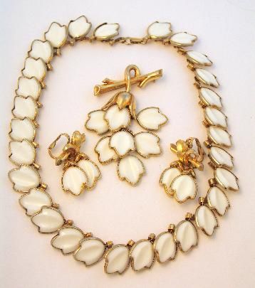 Stunning Trifari White Molded Glass Necklace Brooch Earrings Set #vintagejewelryset #Trifari #moldedglassjewelry $110.00 Vintage Jewelry Sets, Trifari Jewelry, Crown Trifari, Vintage Bride, Lovely Jewellery, Jewelry Ring, Dream Jewelry, Vintage Costume Jewelry, Glass Necklace