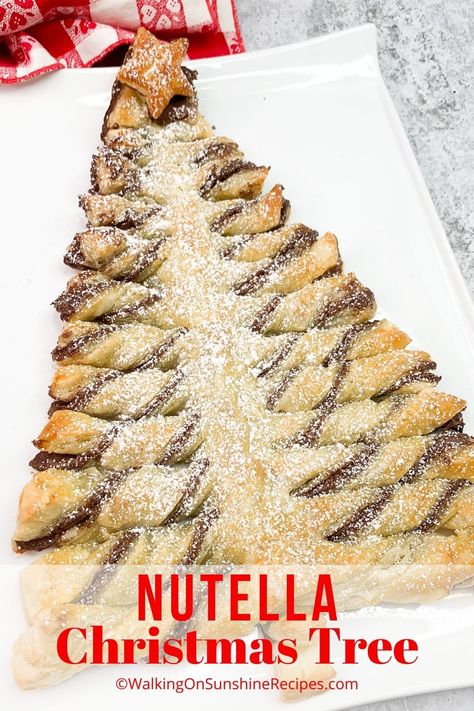 Cute Christmas Brunch Ideas, Puff Pastry And Nutella Christmas Tree, Christmas Brunch Sweets, Cookies With Puff Pastry, Christmas Tree Pastry Nutella, Christmas Nutella Tree, Nutella Xmas Tree Puff Pastry, Christmas Tree Deserts, Christmas Breakfast Desserts