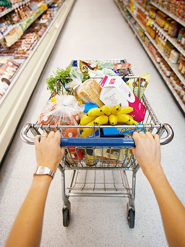 Discover 9 supermarket tricks NOT to fall for! #shopping Clean Eating Grocery List, Easy Ways To Save Money, Savings Tips, Money Savers, Photo Food, Super Market, The Krazy Coupon Lady, Krazy Coupon Lady, Shopping Coupons