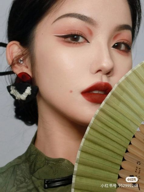 What's the difference between the facial features of Chinese, Japanese, and Korean people? - Quora Makeup Chinese, Geisha Makeup, Asian Makeup Looks, New Year's Makeup, Chinese Makeup, Eye Makeup Styles, Makeup Mistakes, Japanese Makeup, Chinese Fashion