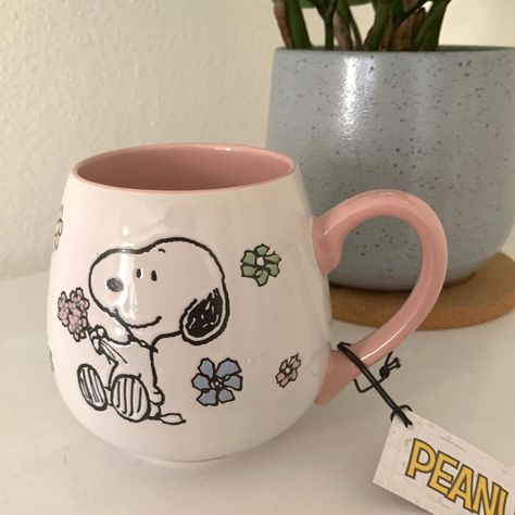 Snoopy Pink White Floral Mug Cup. Inside Mug Has A Small Flower. Cute And Great For Snoopy Collectibles! Brand New. Pretty Coffee Mugs, Snoopy Pottery Painting, Snoopy Pottery, Cute Pottery Mug, Birthday Mug Design, Cute Wishlist, Cute Mugs Aesthetic, Mug Design Ideas, Snoopy Decor