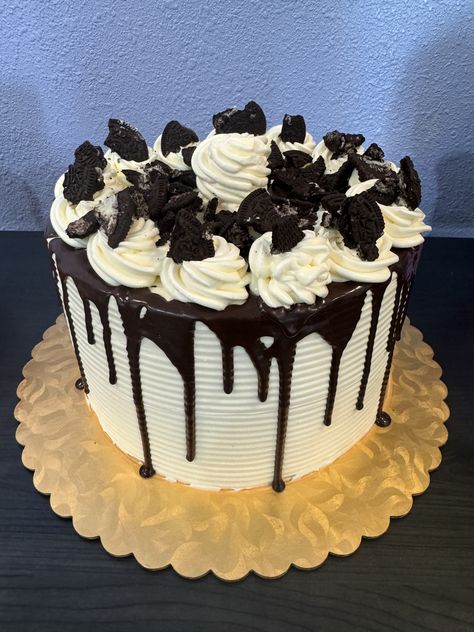 Cookies and cream cake Wedding Cakes Simple, Cakes Simple, Cookies And Cream Cake, 18th Birthday Cake, Simple Wedding Cake, Cookies And Cream, Cream Cake, 18th Birthday, Birthday Cakes