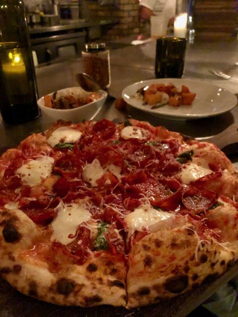 Food In Restaurant, Eating At A Restaurant, American Pizza, Kill Joy, Dinner Photos, Pizza Italy, Dinner Pizza, Weekend In Austin, Restaurant Foods