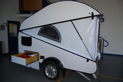 Check out this seemingly average teardrop: It transforms completely with one simple move Tiny Campers, Motorcycle Campers, Tent Trailers, Small Trailers, Teardrop Camper Plans, Mini Caravan, Camp Trailers, Teardrop Caravan, Small Camping Trailer