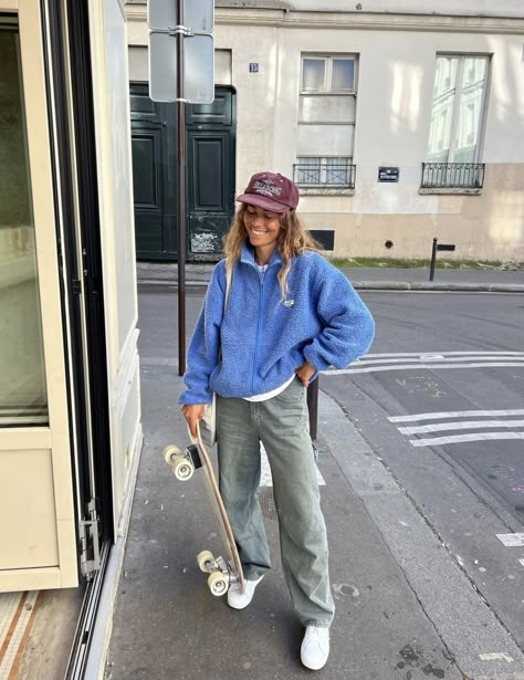 I would skate the Seine banks all the time when I was a teen dreaming about living in california so it’s always so special going back there 🥲 Female Skateboarder Aesthetic, Surf Skate Style Outfits, Skate Street Style, Women Skater Outfits, California Skater Aesthetic, Skater Style Women, Skate Outfits Women, California Outfits Aesthetic, California Girl Outfits